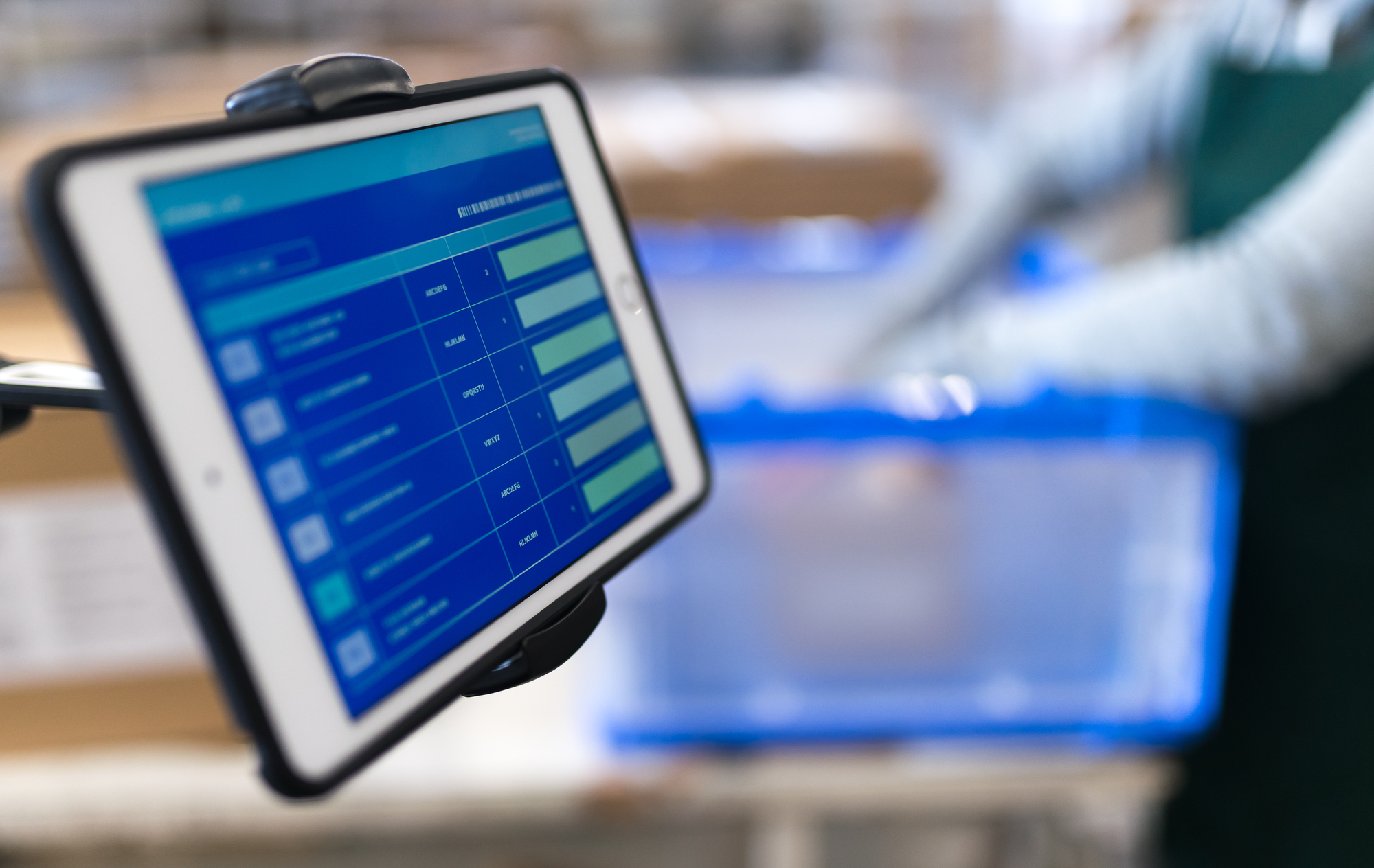 ピッキングと仕分け作業の効率化を進める自動化システム