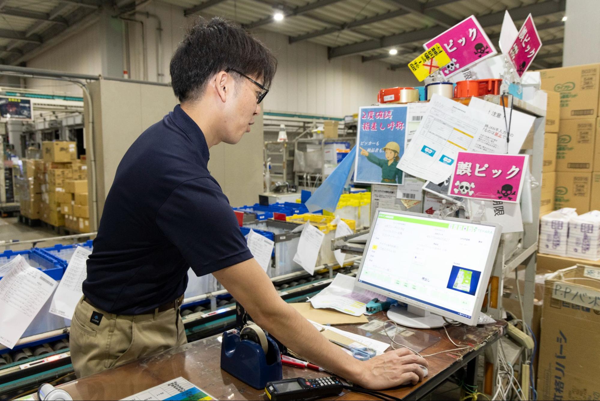 右：APTのシステムと連携する自動化設備により、出荷精度と作業効率を両立する物流現場。　左：キャプション：モニターで作業を確認する作業員。