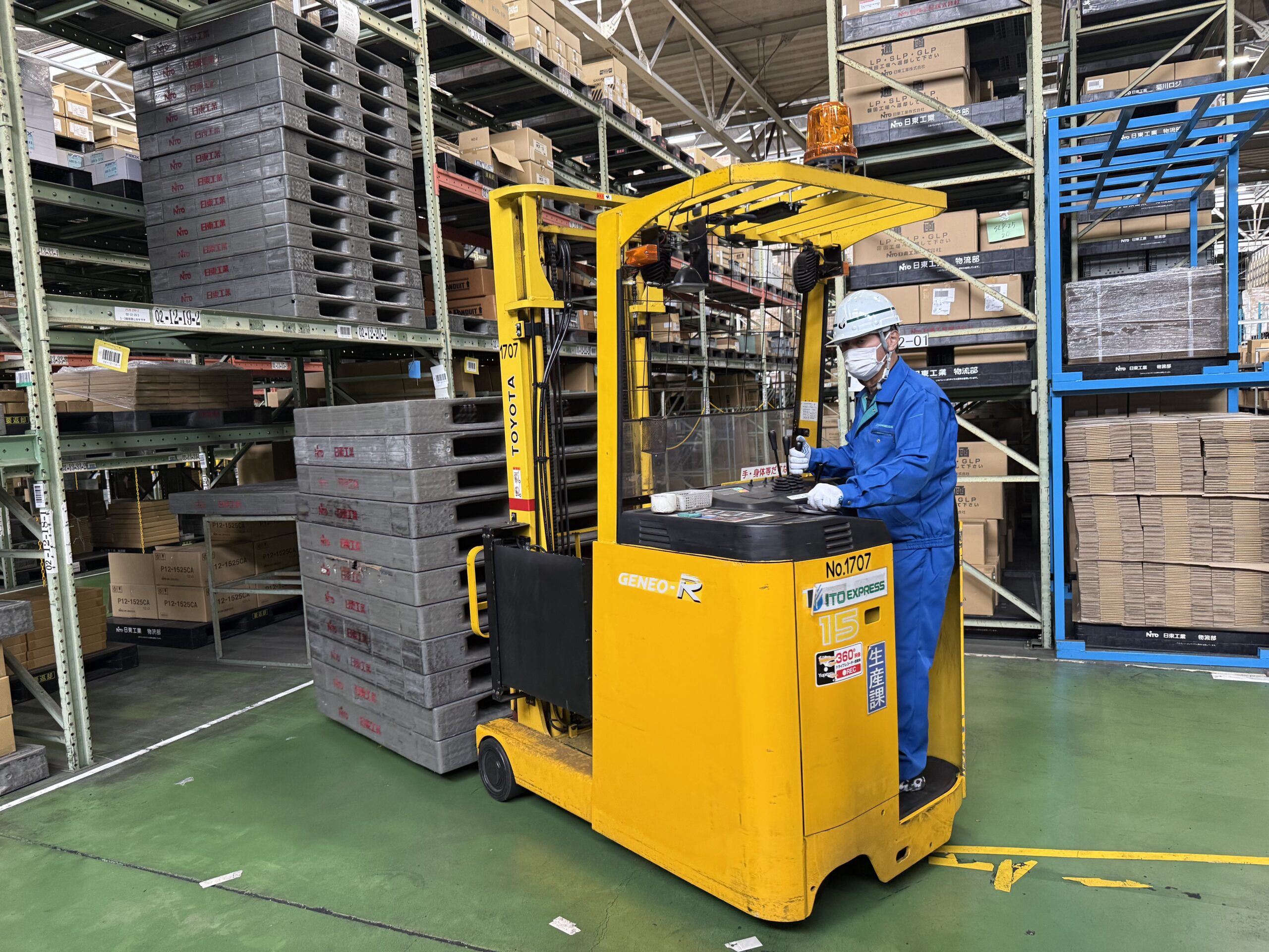 日東工業の倉庫内