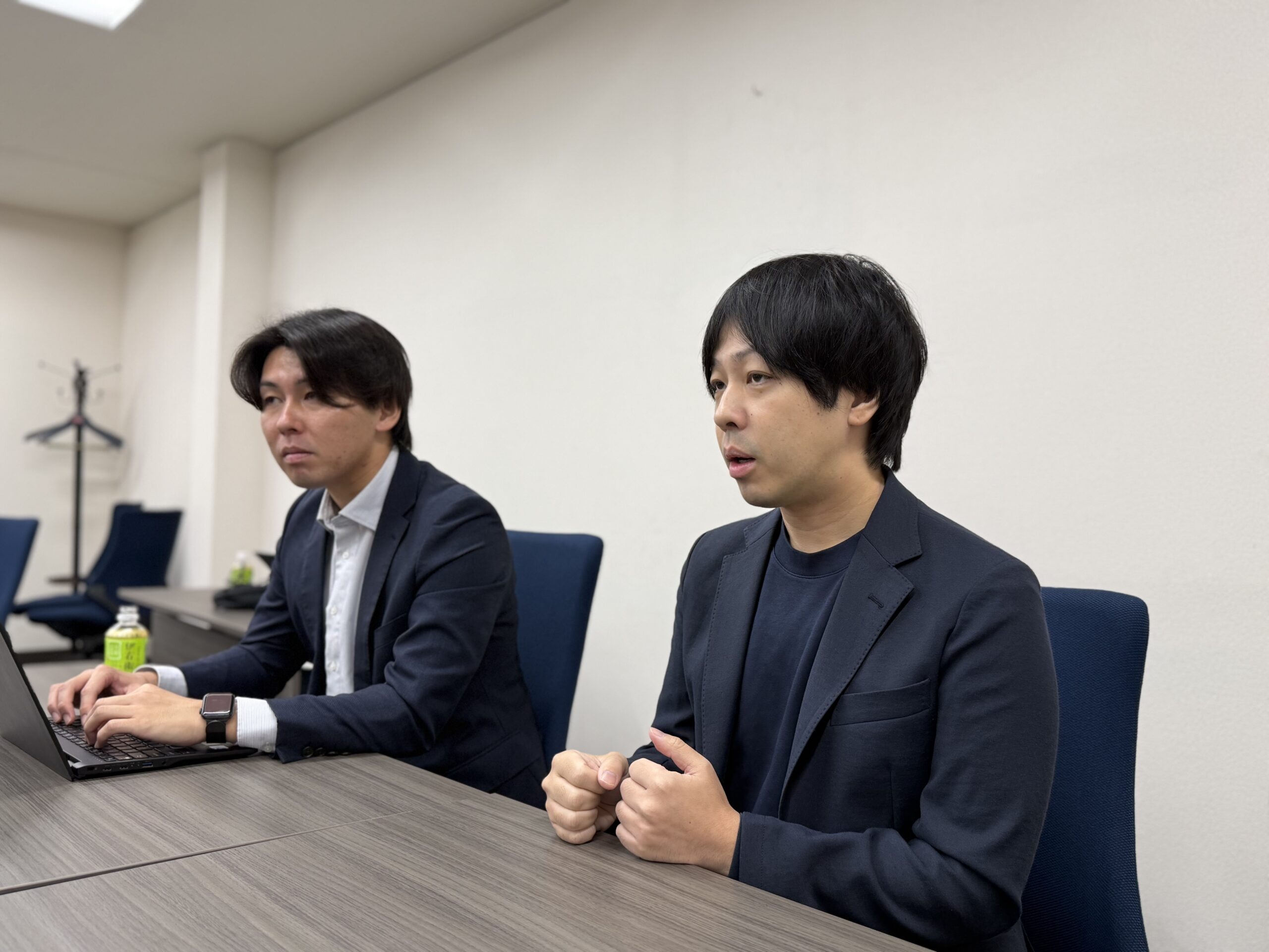 インタビューを行ったAPT栗原（右）と髙田（左）
