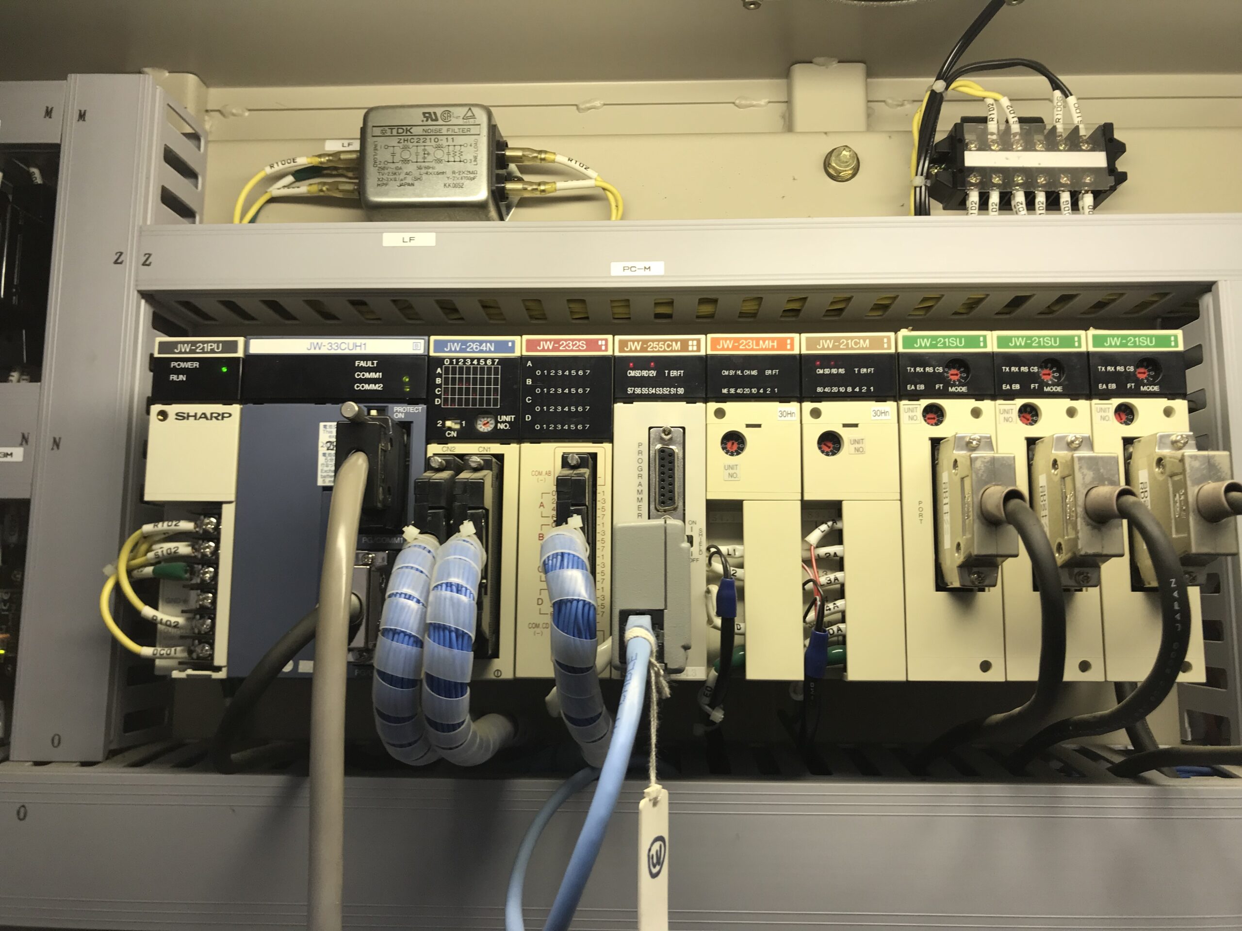 シャープ製JWシリーズPLC（JW-21PU・JW-264N等）が実装された制御盤ラック